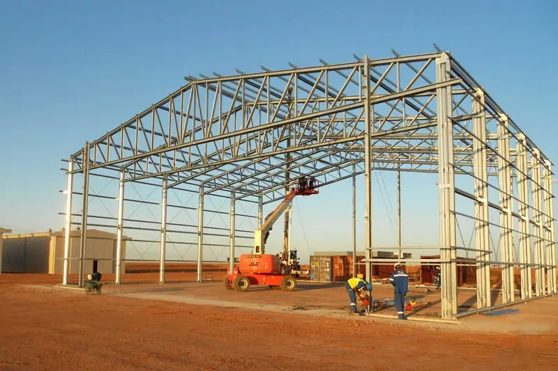 Proces výstavby ocelových konstrukcí továrních budov